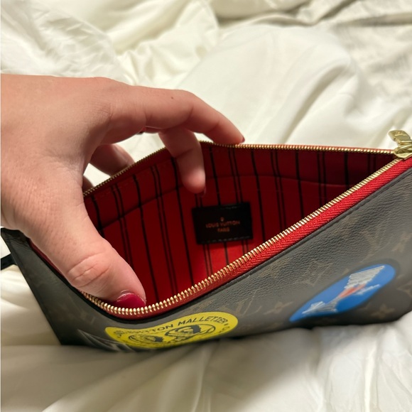 Louis Vuitton World Tour Purse With Wristlet - Picture 9 of 9